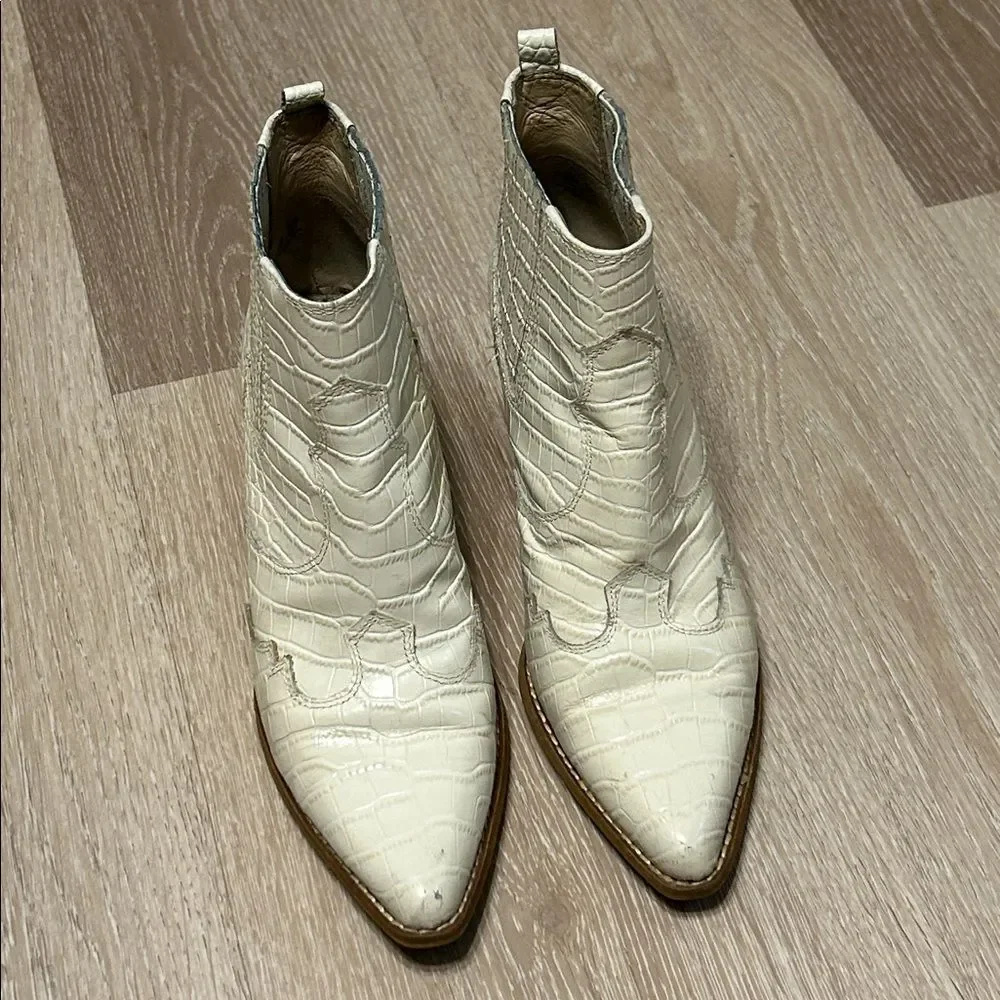Sam Edelman Western Aligator Skin White Ankle Boots in Size 6.5